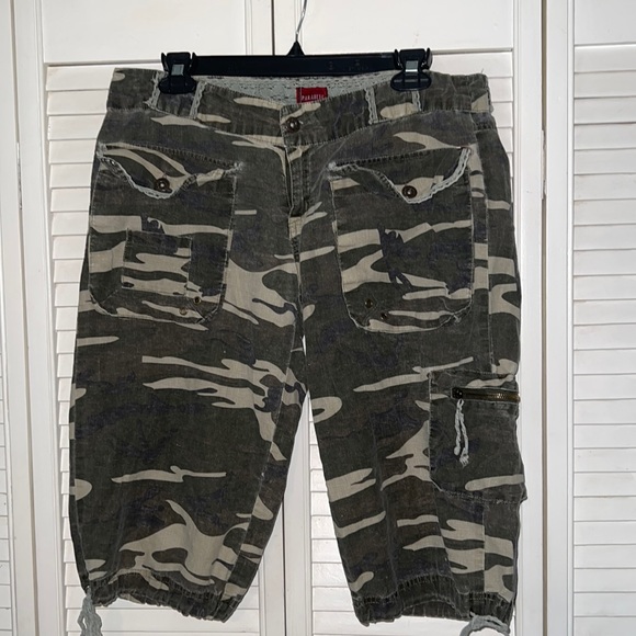 Parabise Pants - Camo Cargo Capris